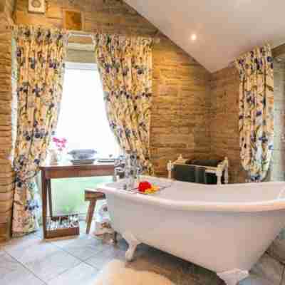 Charming 3-Bed House in Halifax w/ Private Garden Fitness & Recreational Facilities