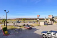 Econo Lodge Inn & Suites Port Arthur Near Sabine Pass - Parkplatz