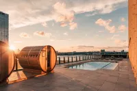 Equinox Hotel New York - Pool