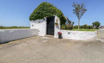 Charming 2 Bed House Near Rhoscolyn - Housity