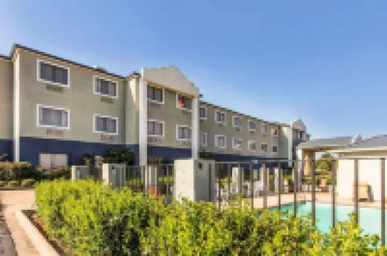 Quality Inn & Suites Pearl-Jackson Hotels in Pearl