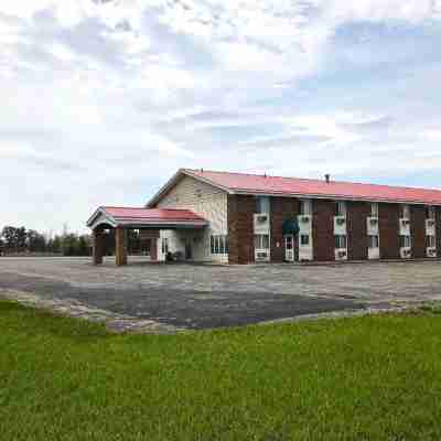 Econo Lodge Inn & Suites Hotel Exterior