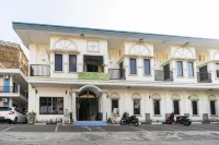 RedDoorz Plus @ Jalan Pumorow Manado Hotel di Manado
