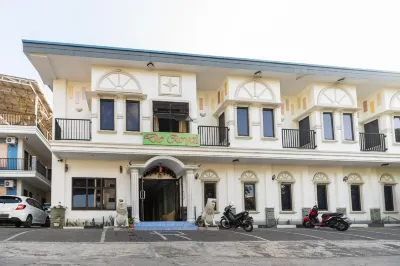 RedDoorz Plus @ Jalan Pumorow Manado Hotels near Manado Kota