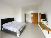 Hotel Lucky 21 Syariah Mitra RedDoorz Hotels in Batu Urip Taba