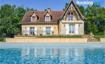 Nice Home in Savignac-Ledrier with Wifi, Private Swimming Pool and Outdoor Swimming Pool