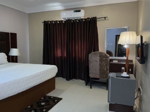 LIS Hotel and Suites