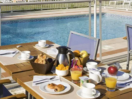 Novotel Massy Palaiseau Отели в г. Сольс-Ле-Шартрё