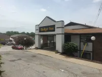 Midway Budget Inn فنادق في Boone County