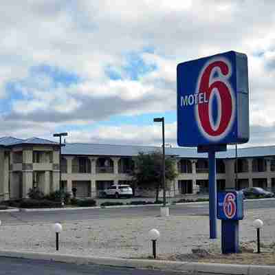 Quality Inn & Suites Hotel Exterior