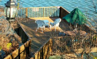 Baker St. Harbour Waterfront Bed and Breakfast - Housity