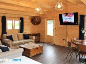Stunning 5-Bed Cabin in Ashton under Hill