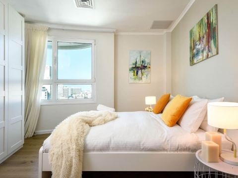 Beautiful w Balcony & Panoramic Sea View