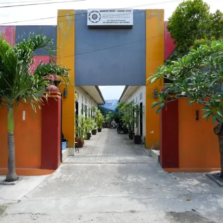 RedDoorz Near Mutiara Sis Al Jufrie Airport Palu