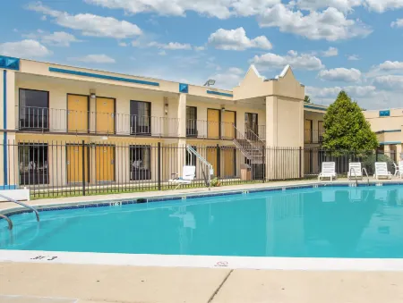 Super 8 by Wyndham Camp Springs/Andrews AFB DC Area Отели рядом с достопримечательностью «Branch Avenue»