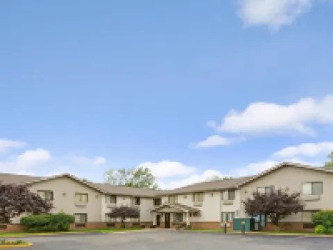 Super 8 by Wyndham Mentor/Cleveland Area Hotels in Mentor