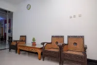 RedDoorz at Pondok Eyang Obi Sleman فنادق في Sleman