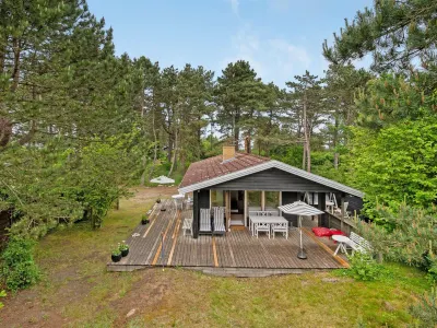 "Jute" - 100m from the Sea