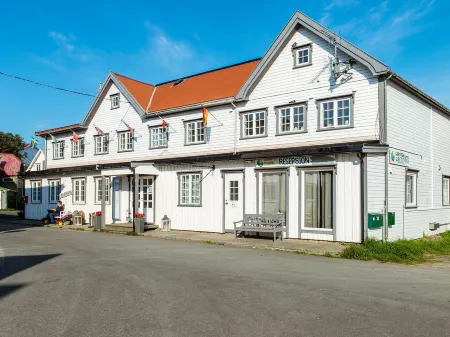 Henningsvær Guesthouse Отели рядом с достопримечательностью «Galleri 2»