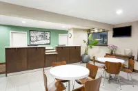 Super 8 by Wyndham Valdosta GA I-75 Отели в г. Волдоста