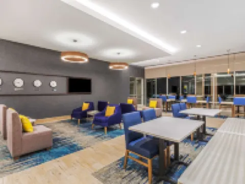 La Quinta Inn & Suites by Wyndham Kansas City Beacon Hill Hotels in Kansas City