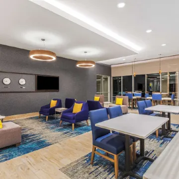 La Quinta Inn & Suites by Wyndham Kansas City Beacon Hill Отели рядом с достопримечательностью «Стадион «Эрроухед»»