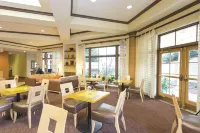 La Quinta Inn & Suites by Wyndham Raleigh Crabtree - Uima-altaat