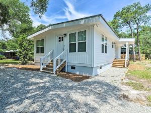 Modern Oak Island Escape 1 Mile to Long Beach!