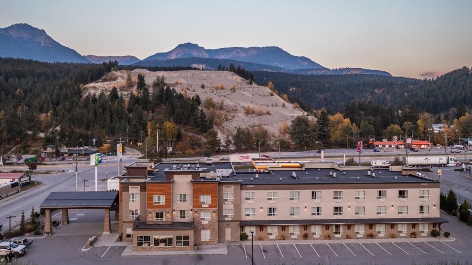 Holiday Inn Express GOLDEN-KICKING HORSE by IHG