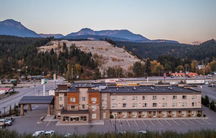 Holiday Inn Express GOLDEN-KICKING HORSE by IHG