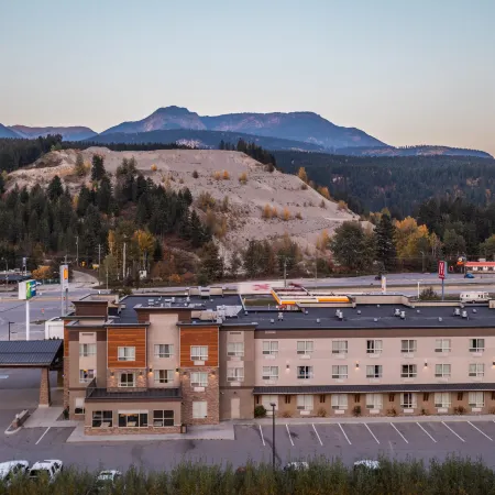 Holiday Inn Express GOLDEN-KICKING HORSE by IHG
