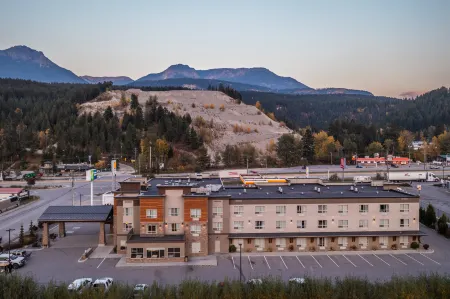 Holiday Inn Express Golden-Kicking Horse