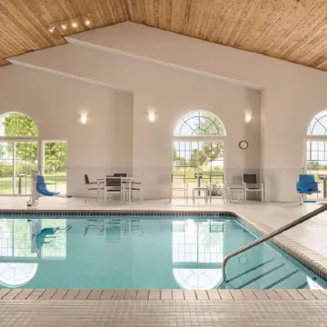 Country Inn & Suites by Radisson, Pella, IA
