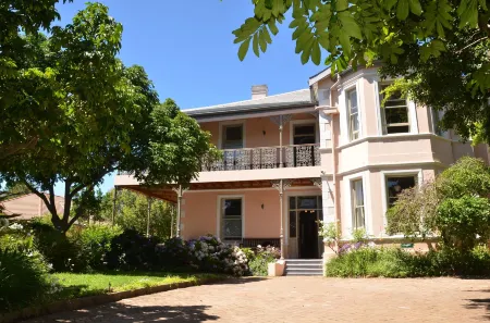 Medindi Manor Отели рядом с достопримечательностью «Iziko Koopmans-De Wet House»