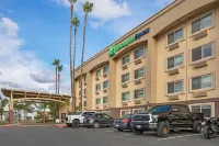 Holiday Inn Express SAN BERNARDINO - COLTON by IHG - parking