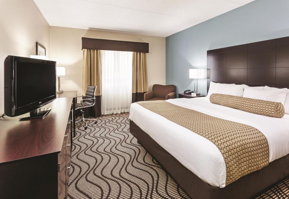 La Quinta Inn & Suites by Wyndham Knoxville Airport - Housity