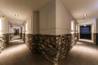 Adios Hotel - parking
