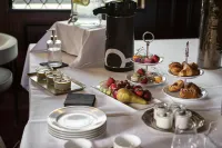 Hotel Holt - The Art Hotel - breakfast