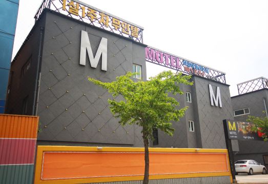 깔끔하게 관리된 침구와 객실