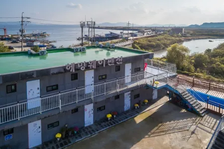 Ganghwa Hemingway Spa Pension Отели рядом с достопримечательностью «Dongmak Beach»