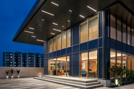 Ramada Encore by Wyndham Indore Nipania Отели рядом с достопримечательностью «Сакет Гарден»