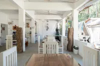 Costas de Liwa Bar & Beach Resort Hotel a San Antonio
