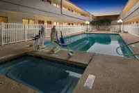 Red Roof Inn & Suites Irving - DFW Airport South - Kolam Renang