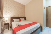 RedDoorz @ Hotel Arwana Tugu Puncak Hotels in North Tugu