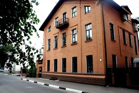 Гостиница Red-House Отели рядом с достопримечательностью «Музыка и время»