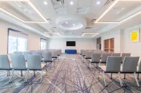 Holiday Inn Express & Suites Kansas City Airport