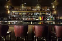 Hotel Phillips Kansas City, Curio Collection by Hilton - Barer