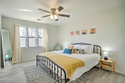 Updated Norman Getaway w/ Porch + Fire Pit! Hotels near نورمان