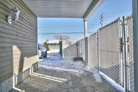 Dynamite 2-Bedroom House, Garage, Sleeps 6 Отели в г. Шербрук