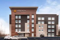La Quinta Inn & Suites by Wyndham Buffalo Amherst Hotels in Pendleton